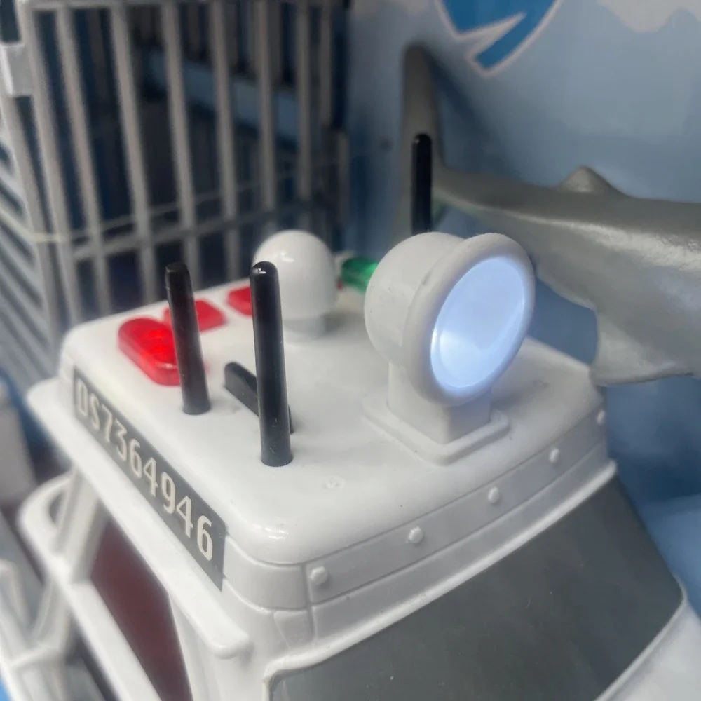 Animal Planet Shark Research Boat Playset with 2 Sharks, Lights‎ & Sound NEW
